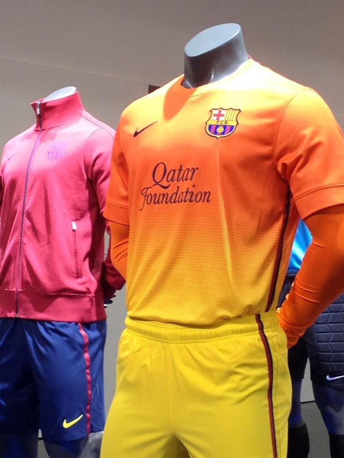Phần cam chiếm diện tích lớn trên áo đấu sân khách của Barca